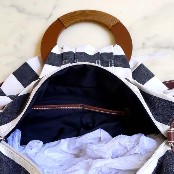 NWT. The Limited Large shoulder/crossbody bag with canvas, leather, stripes etc. - Picture 5 of 5